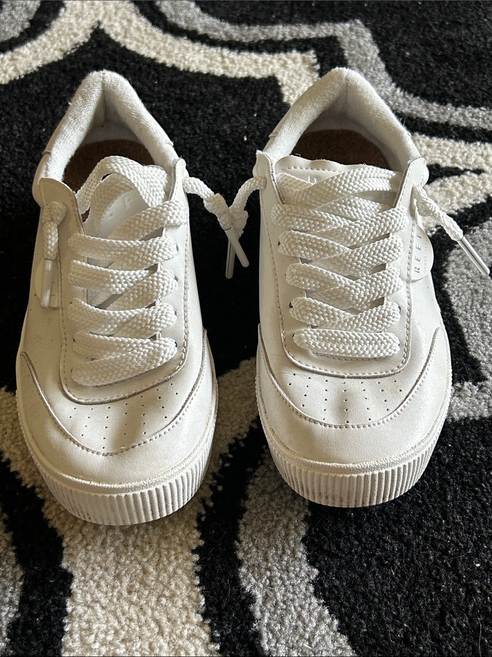 Reef White Low-Top Lace-Up Sneakers with Perforated Toe